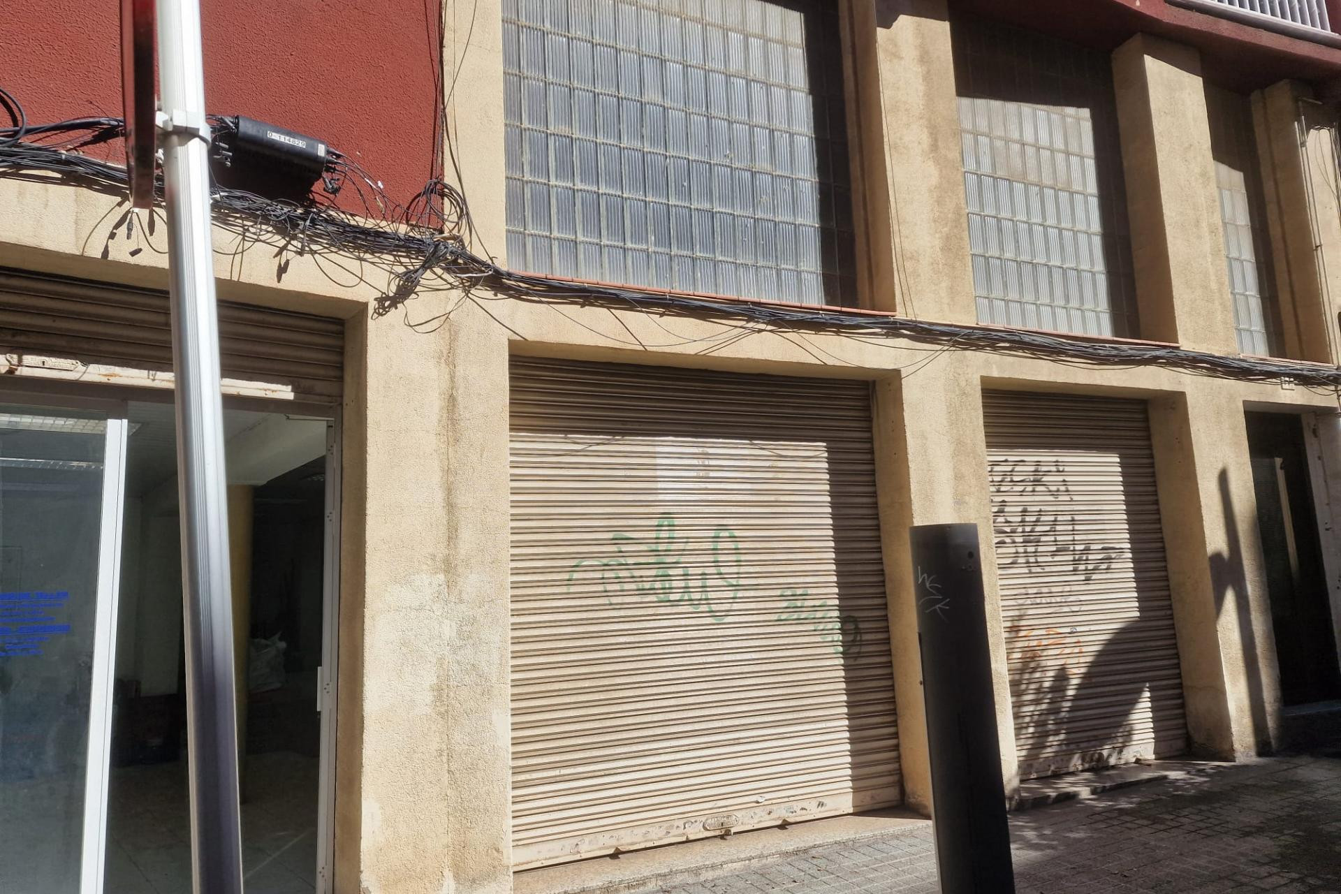 Herverkoop - Local comercial - Sant Feliu de Llobregat - Roses