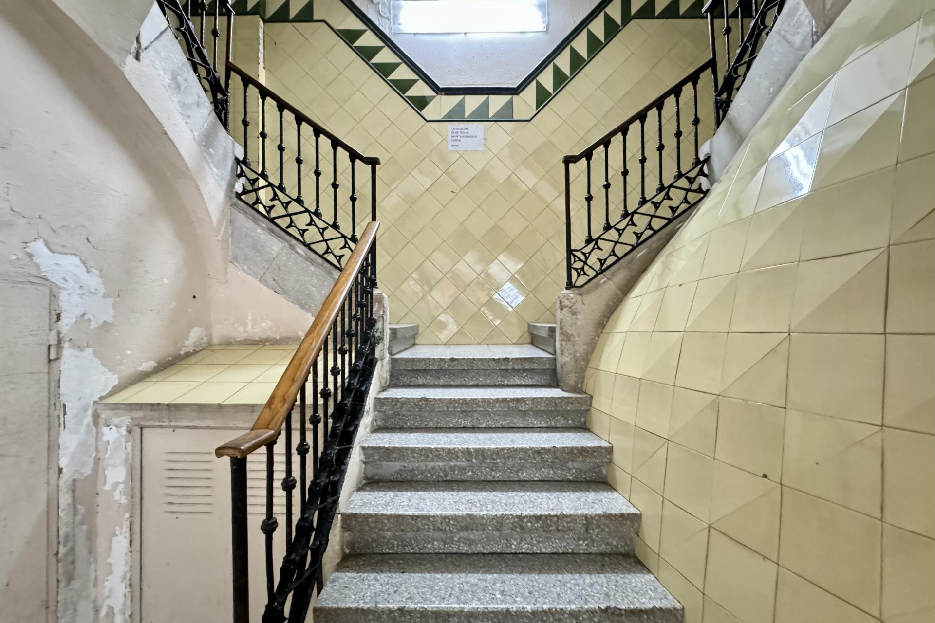 Resale - Apartment / flat - Barcelona - Ciutat Vella / El Raval