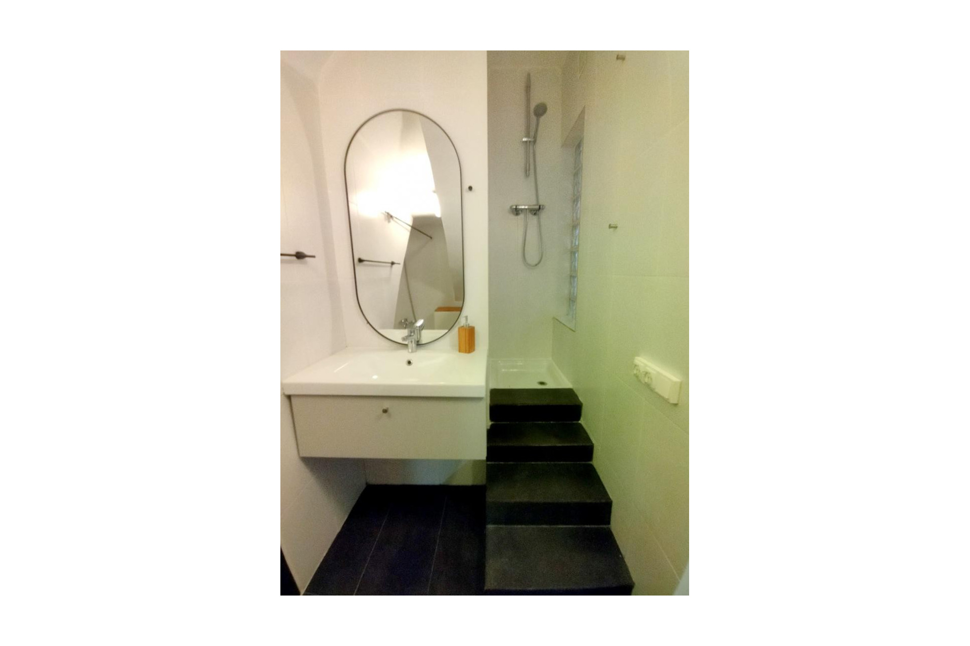 Resale - Apartment / flat - Barcelona - Ciutat Vella / El Raval