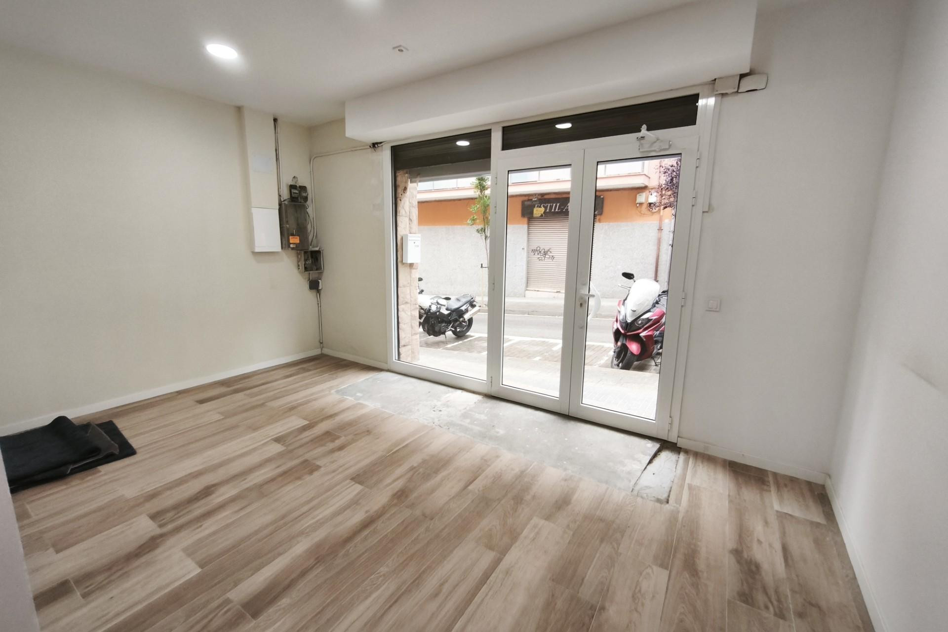 Reventa - Local comercial - Esplugues de Llobregat - La Plana