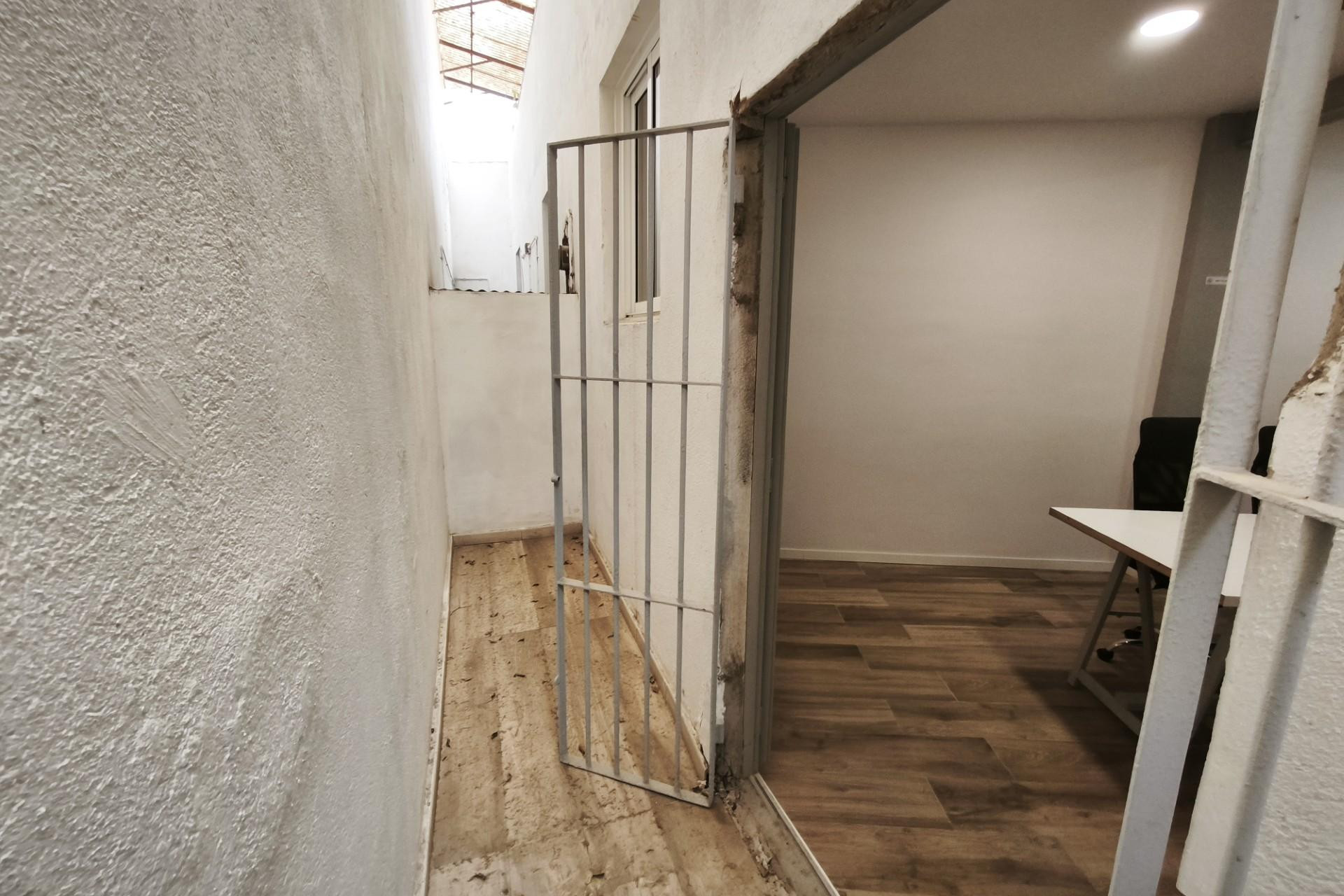 Reventa - Local comercial - Esplugues de Llobregat - La Plana