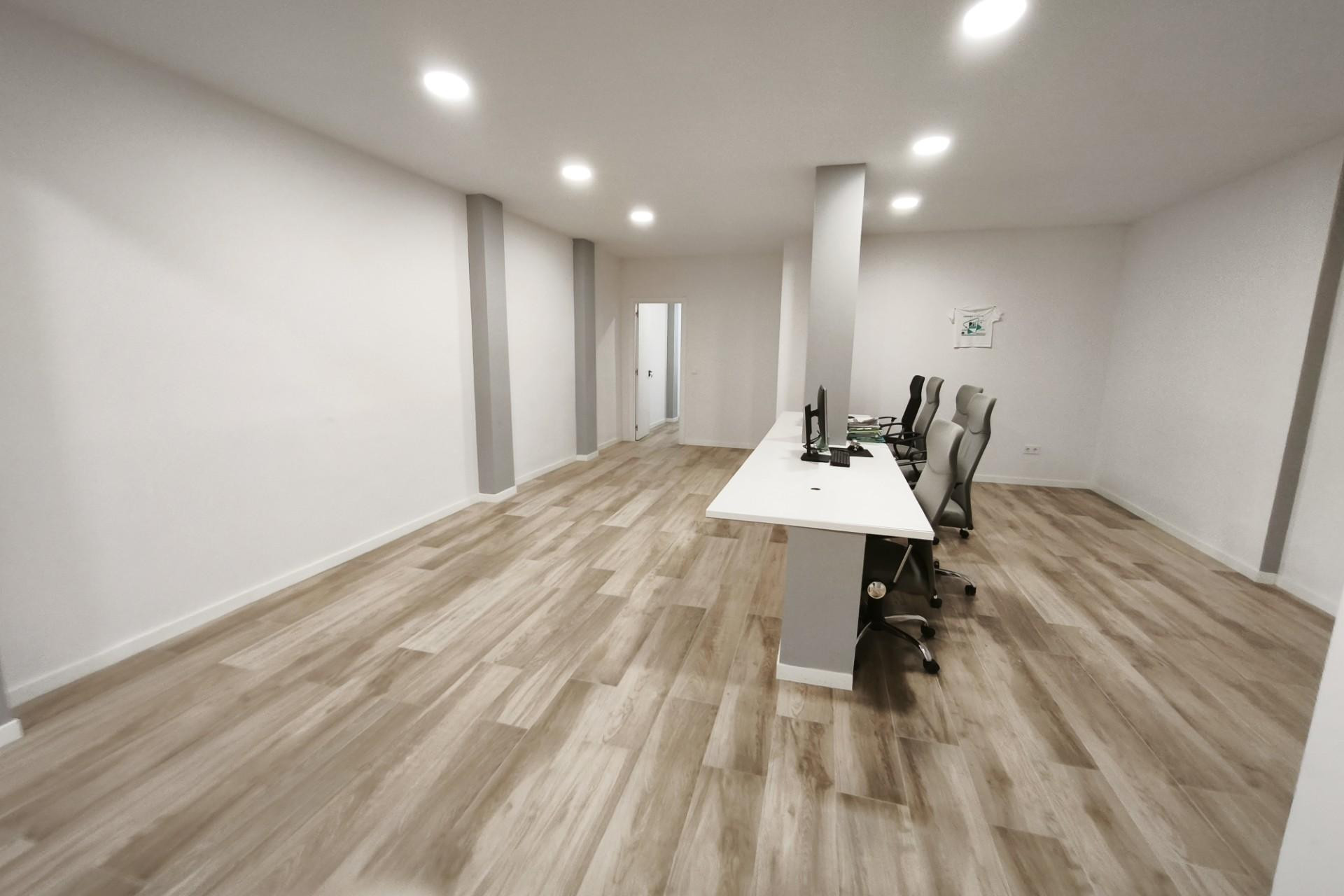 Reventa - Local comercial - Esplugues de Llobregat - La Plana