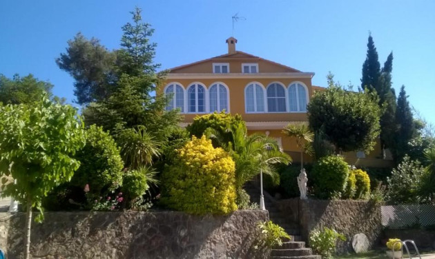 Resale - Villa - Olesa de Bonesvalls