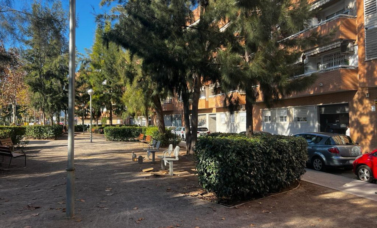 Reventa - Local comercial - Cornellà de Llobregat - Riera