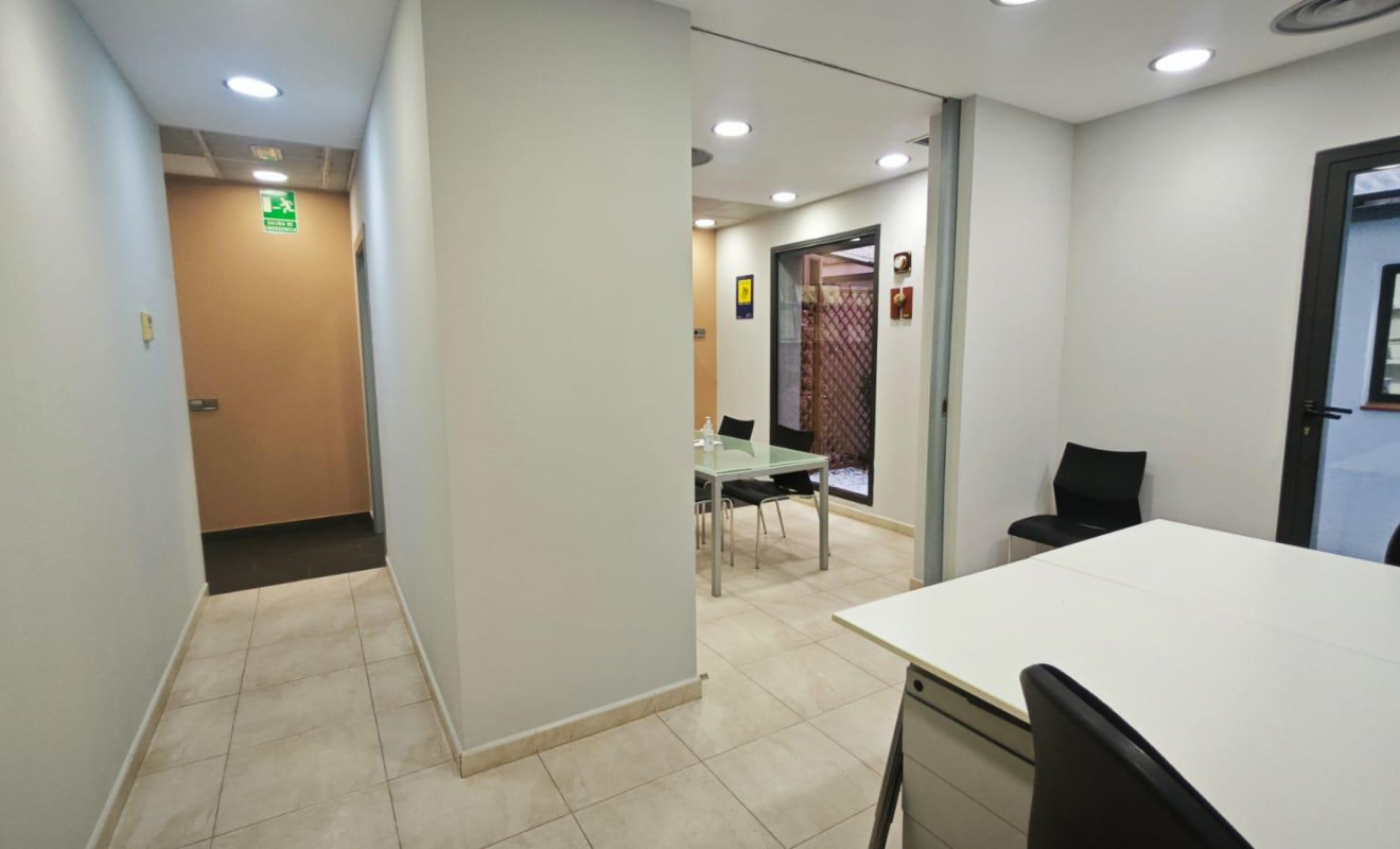 Herverkoop - Local comercial - Barcelona - Nou Barris / La Prosperitat