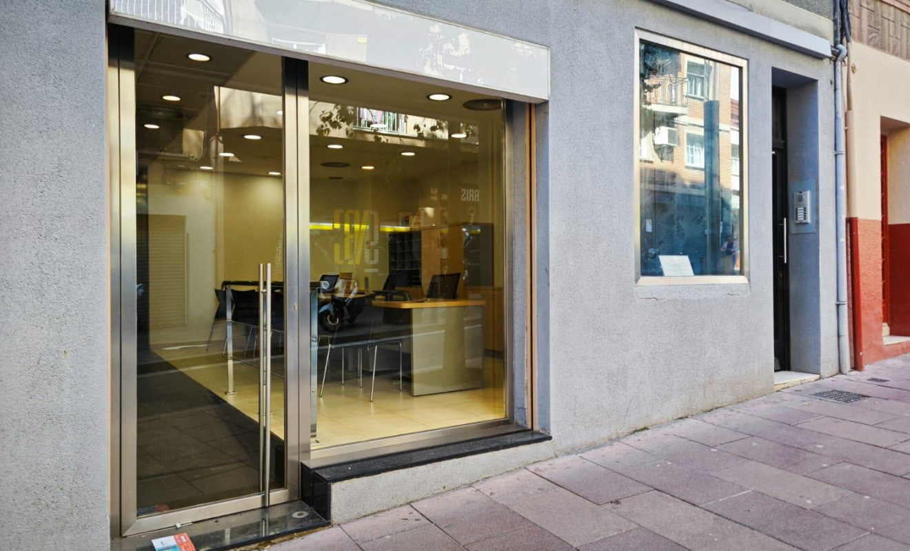 Herverkoop - Local comercial - Barcelona - Nou Barris / La Prosperitat