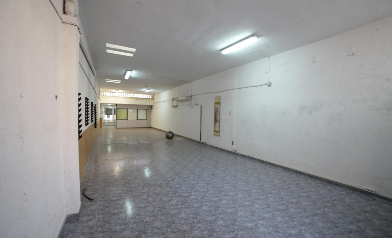 Herverkoop - Local comercial - Cornellà de Llobregat - Riera