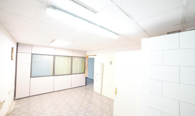 Herverkoop - Local comercial - Cornellà de Llobregat - Riera