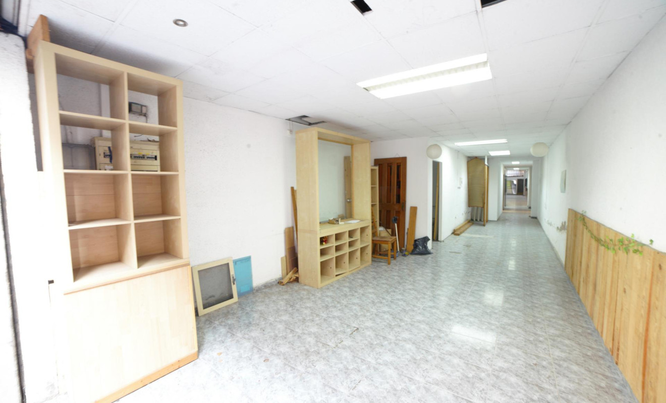 Herverkoop - Local comercial - Cornellà de Llobregat - Riera