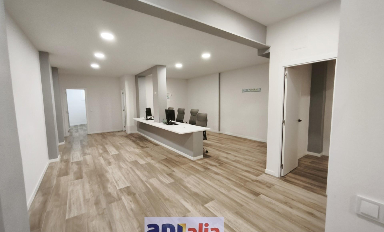 Reventa - Local comercial - Esplugues de Llobregat - La Plana