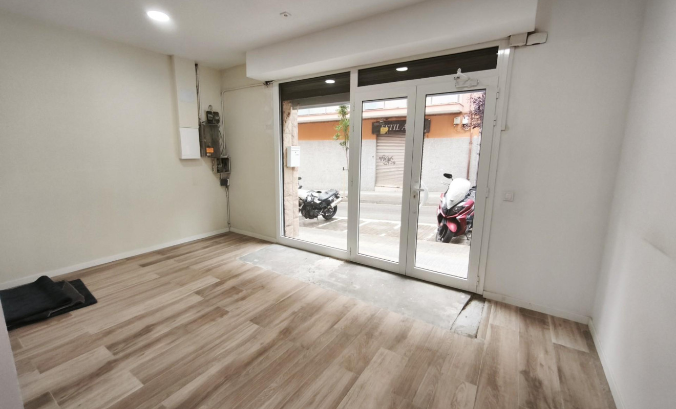 Reventa - Local comercial - Esplugues de Llobregat - La Plana