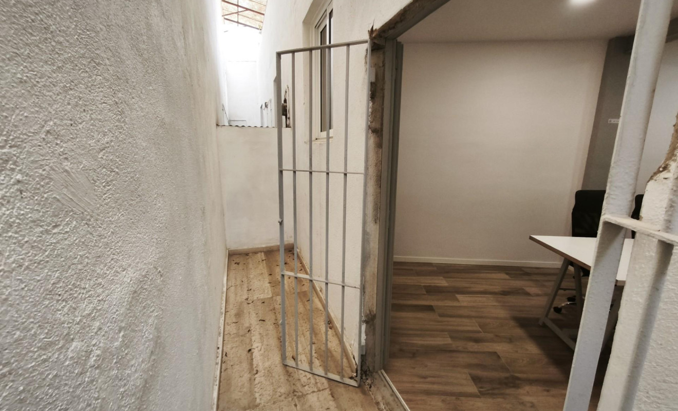 Reventa - Local comercial - Esplugues de Llobregat - La Plana