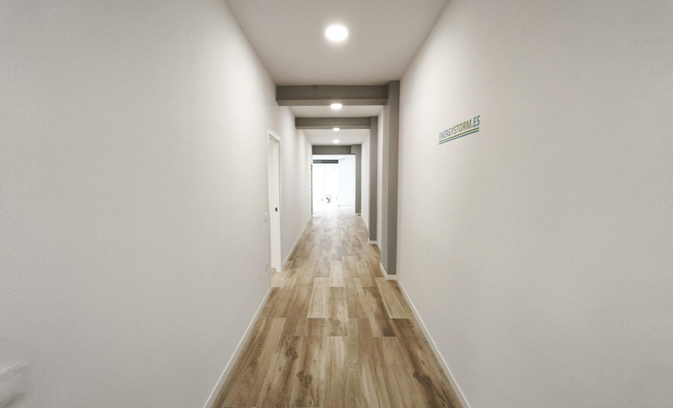 Reventa - Local comercial - Esplugues de Llobregat - La Plana