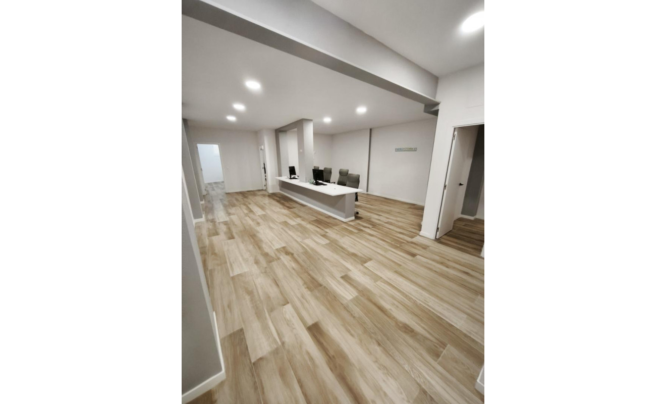 Reventa - Local comercial - Esplugues de Llobregat - La Plana