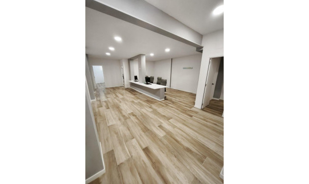Reventa - Local comercial - Esplugues de Llobregat - La Plana