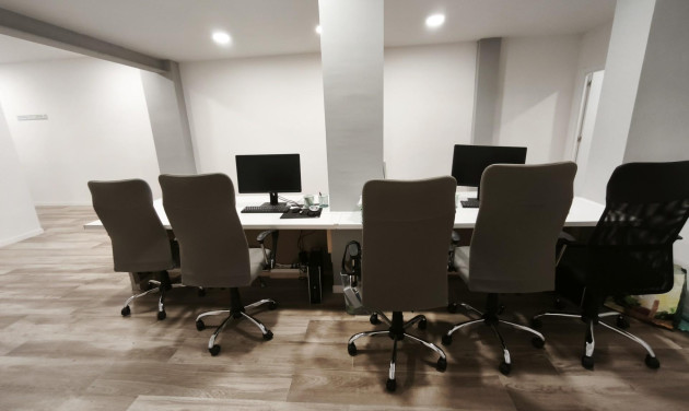 Reventa - Local comercial - Esplugues de Llobregat - La Plana