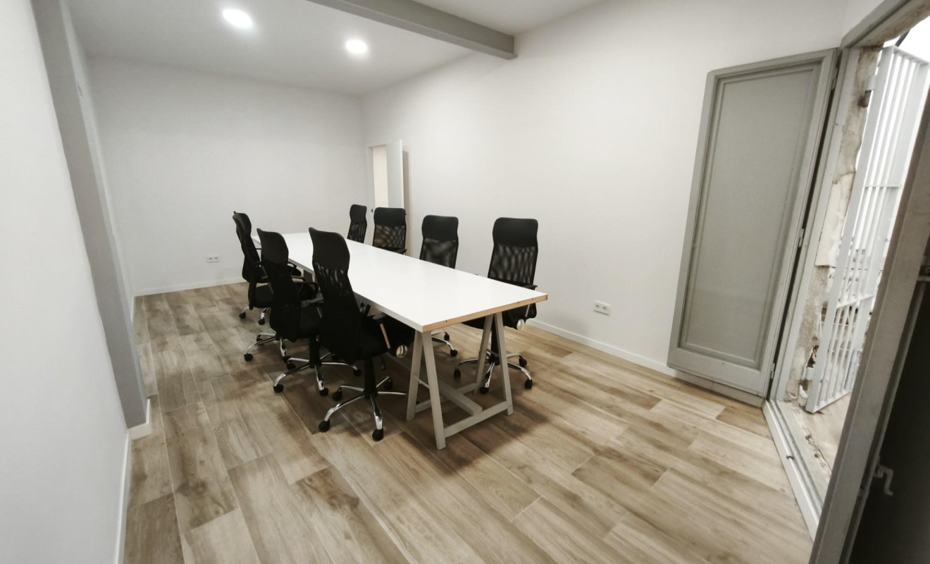 Reventa - Local comercial - Esplugues de Llobregat - La Plana