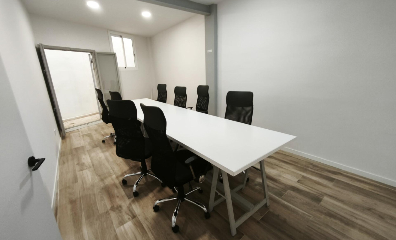 Reventa - Local comercial - Esplugues de Llobregat - La Plana