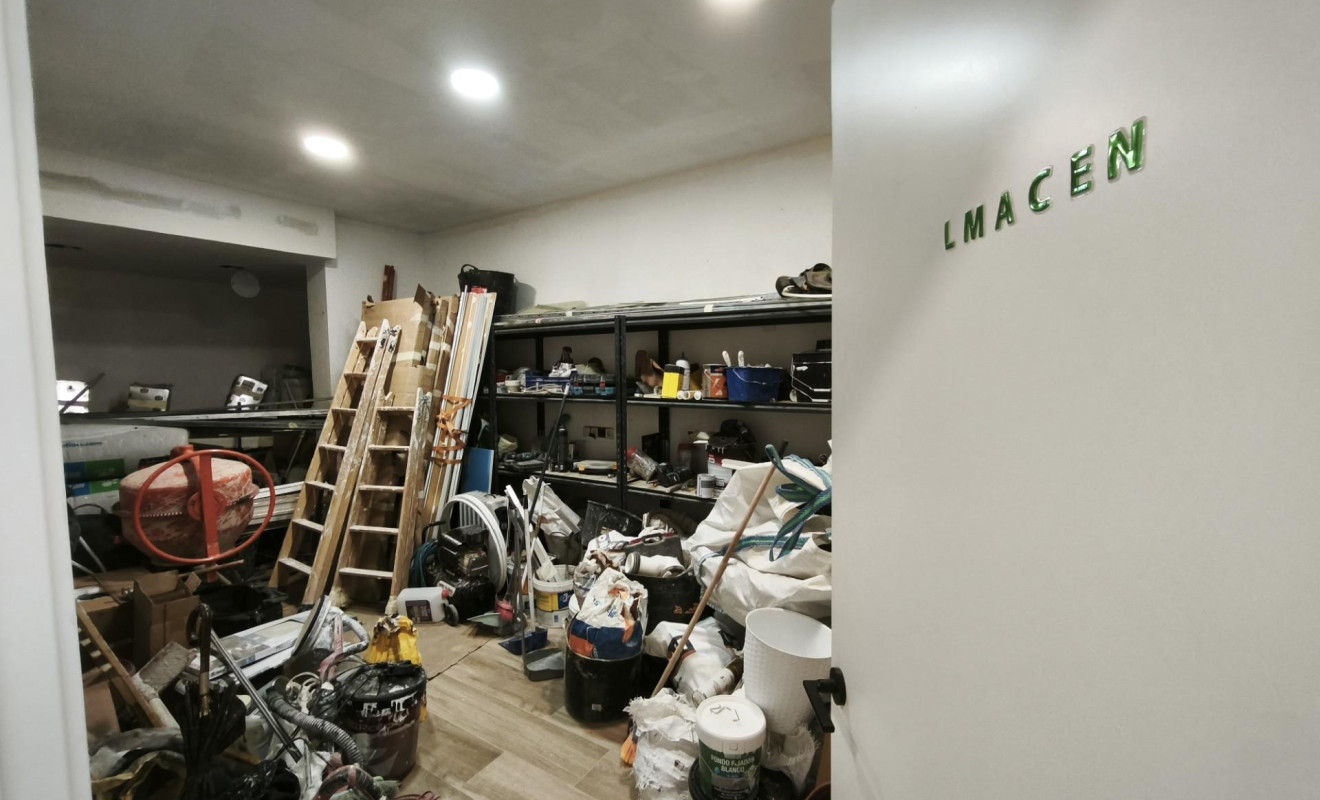 Reventa - Local comercial - Esplugues de Llobregat - La Plana