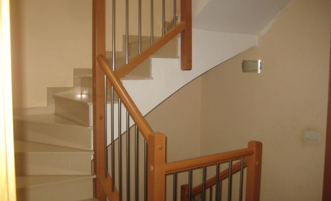 Resale - Unifamiliar adosada - Pla de Santa Maria, El