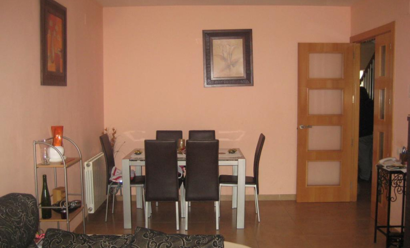 Resale - Unifamiliar adosada - Pla de Santa Maria, El